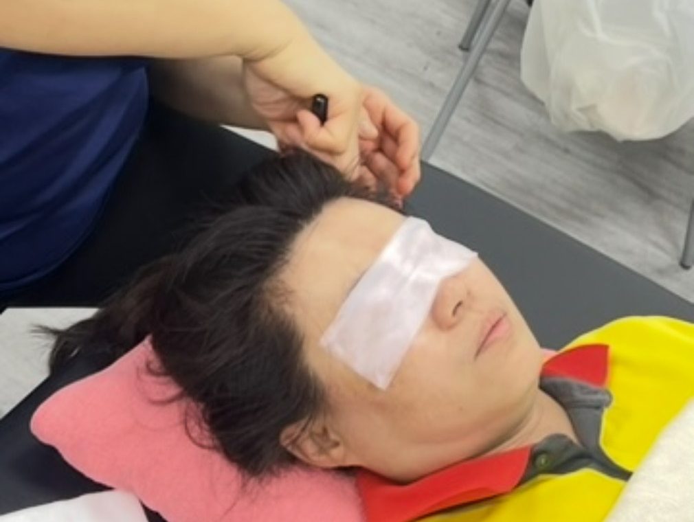 眼睛問題困擾我好久了，黃斑部病變讓我看什麼都模模糊糊，以前為了按摩，都得從淡水跑去台北，沒想到護眼天使聽見了，現在直接開來淡水，再也不用舟車勞頓！